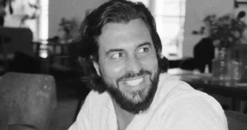 Обнаружен мертвым в отеле 37-летний ведущий Антон Штейн