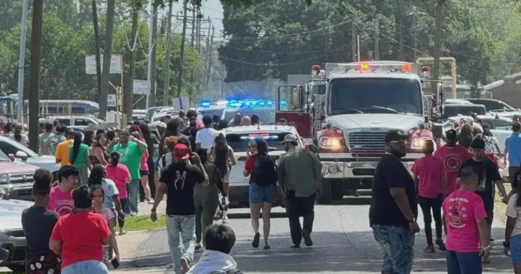 Более 20 человек пострадали во время парада в США