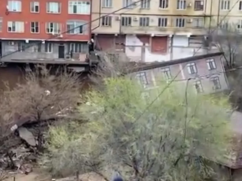 Многоквартирный дом рухнул в Махачкале Многоквартирный дом рухнул в Махачкале