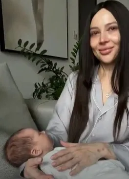 Жених онкобольной Лерчек впервые показал ее в парике с маленьким ребенком