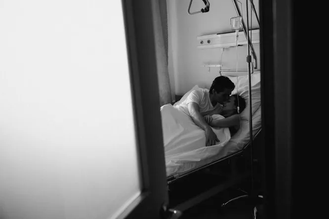 Жених онкобольной Лерчек впервые показал ее в парике с маленьким ребенком