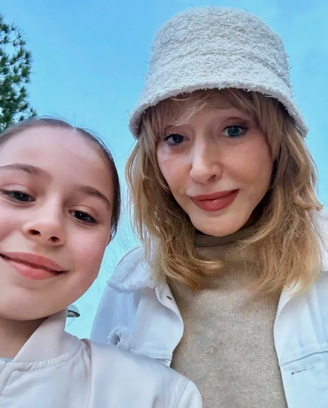 Сгорбившуюся и с трудом идущую Аллу Пугачеву заметили на улице