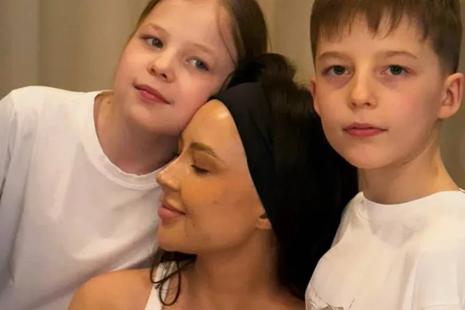 Жених Лерчек снял ее после химиотерапии с детьми от бывшего мужа