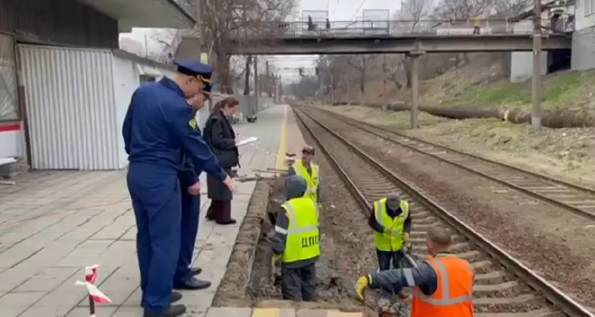Перрон рухнул под ногами пассажиров во Владивостоке