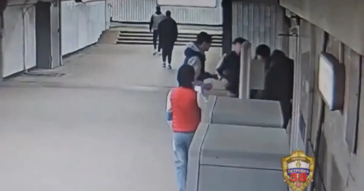 В московском метро двое подростков избили и порезали ножом пассажиров
