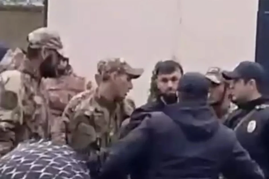 В Махачкале мужчина с ножом напал на врачей в больнице