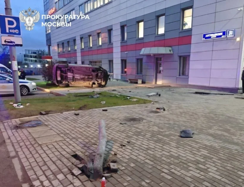 Водитель каршеринга сбил трех пешеходов в Москве