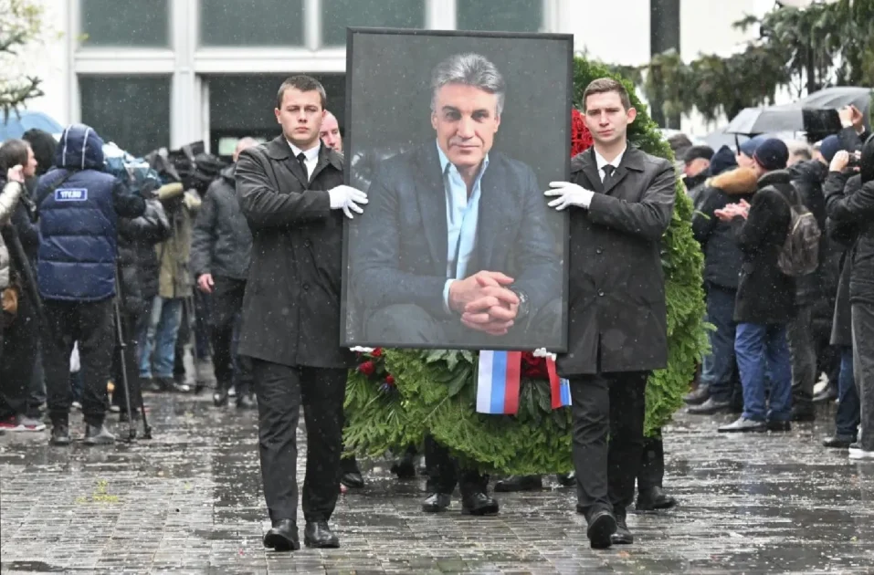 Вдова Алексея Пиманова не сдержала слез на церемонии прощания с супругом