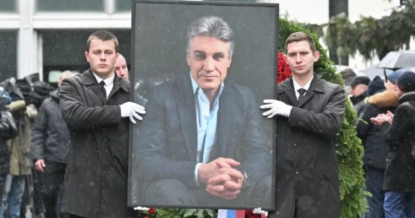 Вдова Алексея Пиманова не сдержала слез на церемонии прощания с супругом