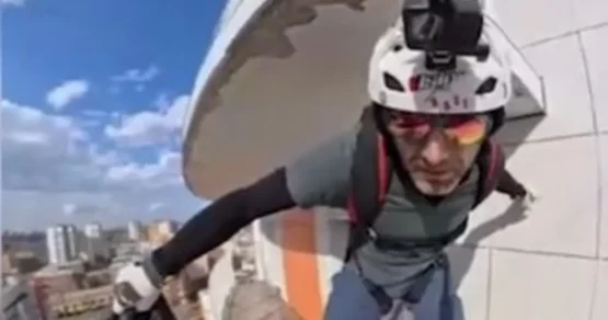 В Красноярске блогер прыгнул с парашютом с балкона многоэтажки