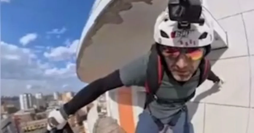 В Красноярске блогер прыгнул с парашютом с балкона многоэтажки