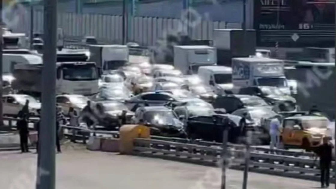 «КамАЗ» протаранил 14 авто на МКАД «КамАЗ» протаранил 14 авто на МКАД