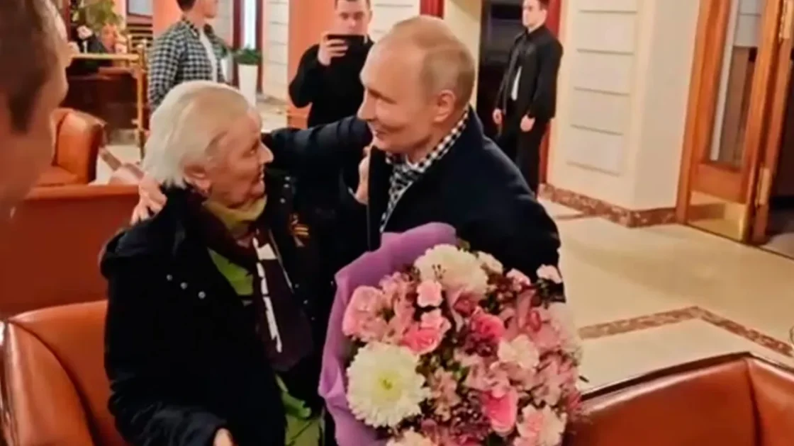 Путин лично за рулем заехал за своей учительницей в отель на Арбате