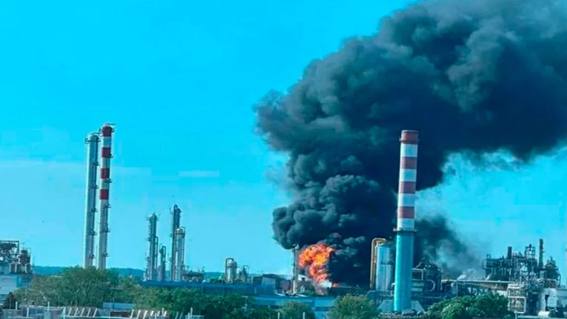 На заводе нефтегазовой компании Венгрии MOL прогремел мощный взрыв На заводе нефтегазовой компании Венгрии MOL прогремел мощный взрыв
