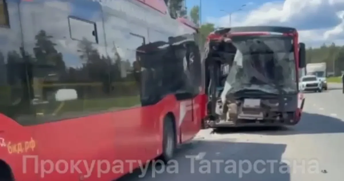 В Казани столкнулись два пассажирских автобуса
