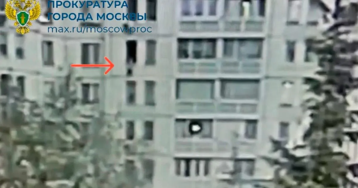 Мужчина толкнул знакомую в открытое окно с седьмого этажа в квартире в Москве