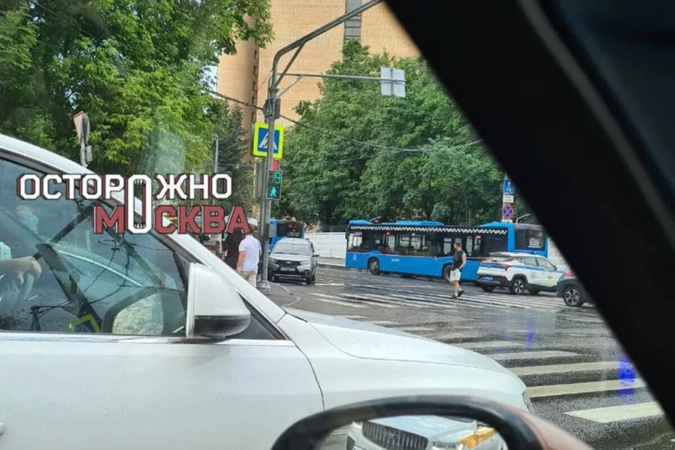 Взрывоопасный предмет нашли под авто на юго-западе Москвы