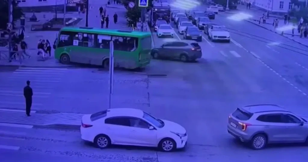 Водитель автобуса сбил людей у храма в Екатеринбурге