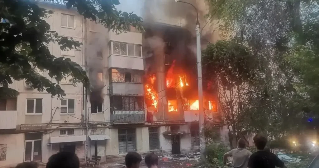 Мощный взрыв после пожара прогремел в многоэтажке Самары