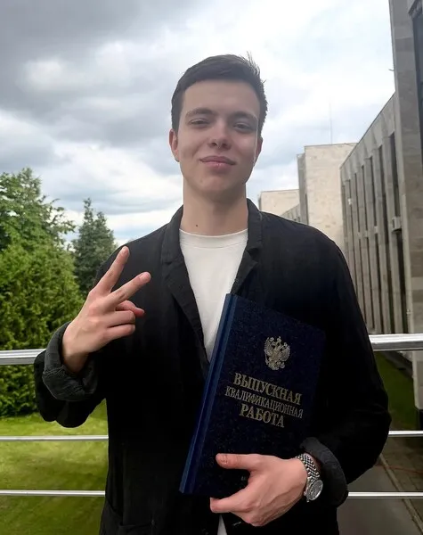 Рыжий из «Иванушек» показал сына, окончившего МГИМО