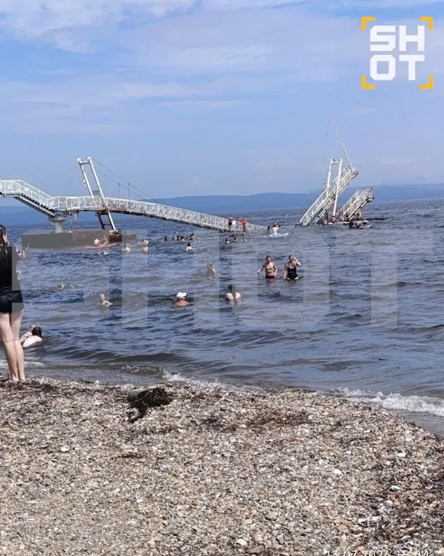 Мост с детьми рухнул на пляже в Приморье