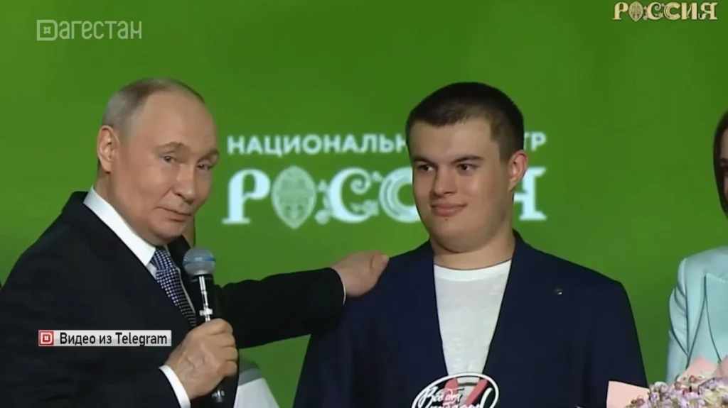 Путин поговорил с юным героем из Дагестана и обнял фельдшера из Курской области