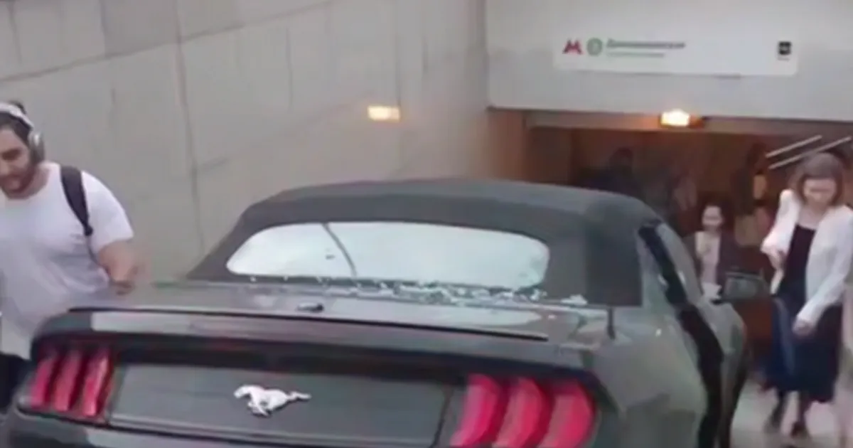 Mustang с москвичом вылетел в метро «Домодедовская» после ДТП Mustang с москвичом вылетел в метро «Домодедовская» после ДТП