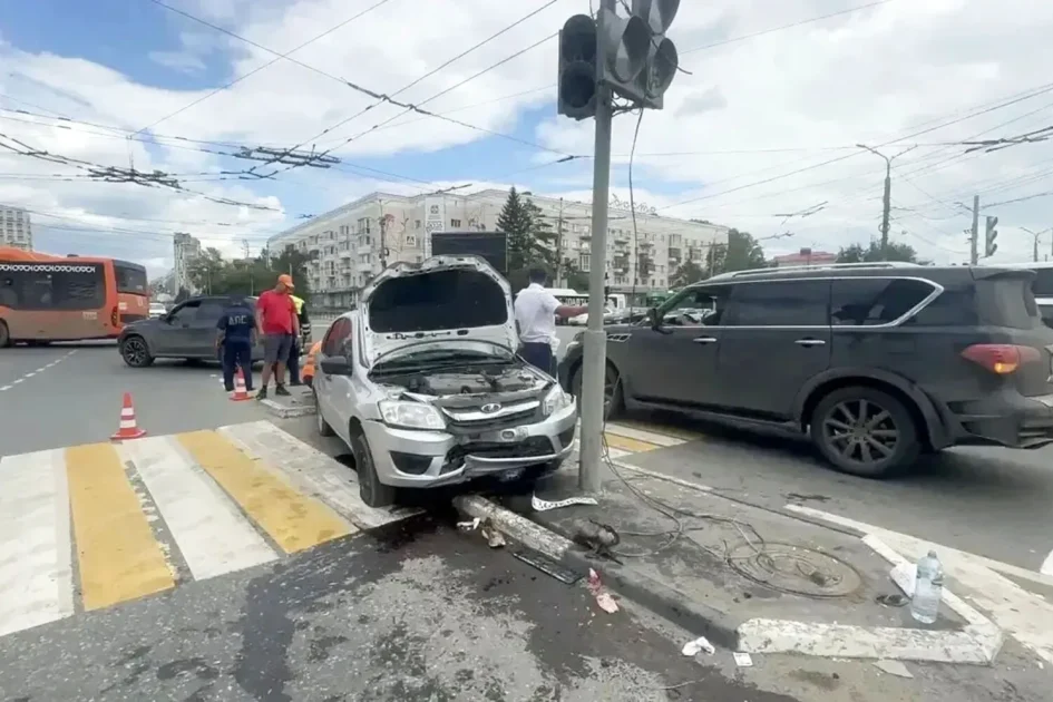 Стало известно, как легковушка сбила толпу пешеходов в Омске