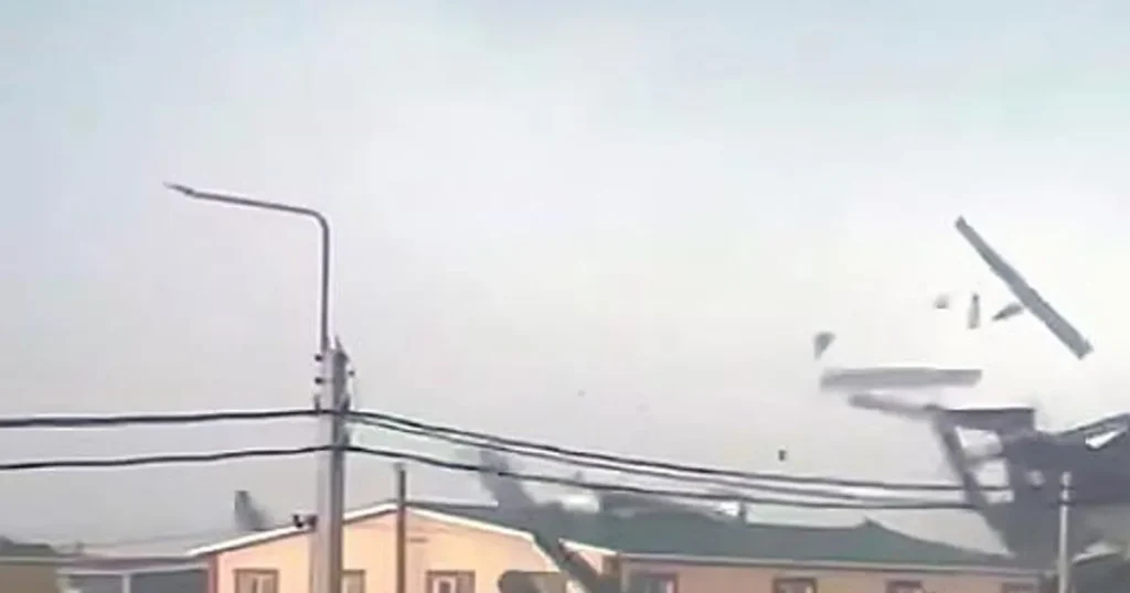 Мощный ураган сорвал крышу дома в Самарской области