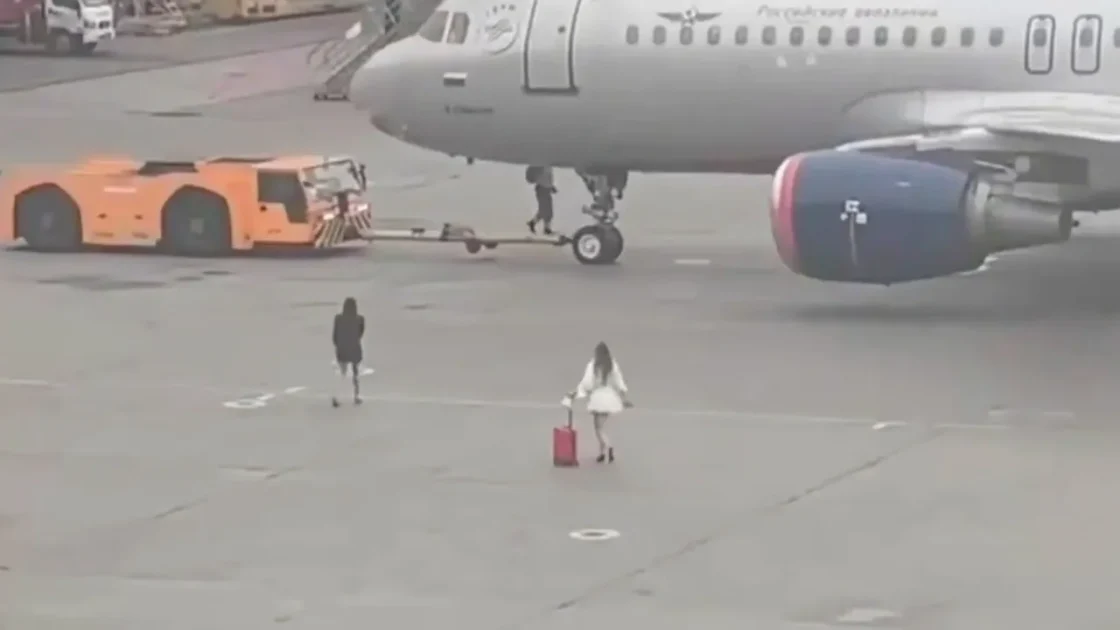 Две пассажирки попытались догнать самолет в аэропорту Шереметьево