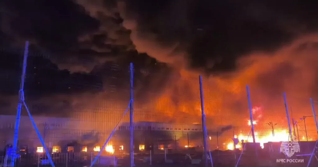 В Санкт-Петербурге загорелся склад
