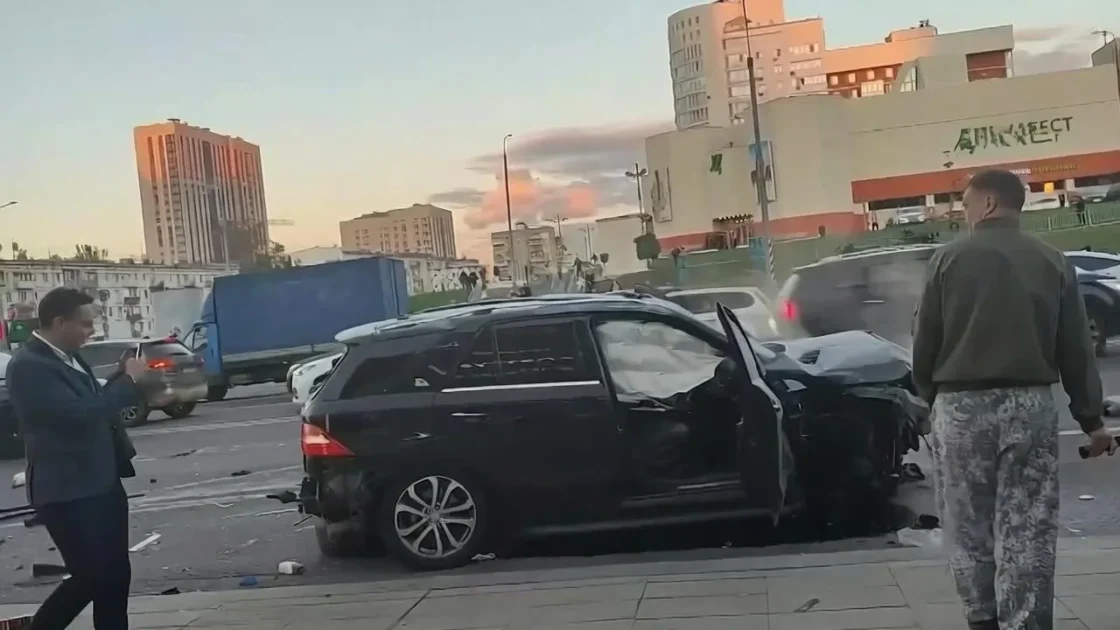 Иномарка сбила людей на тротуаре на юго-западе Москвы