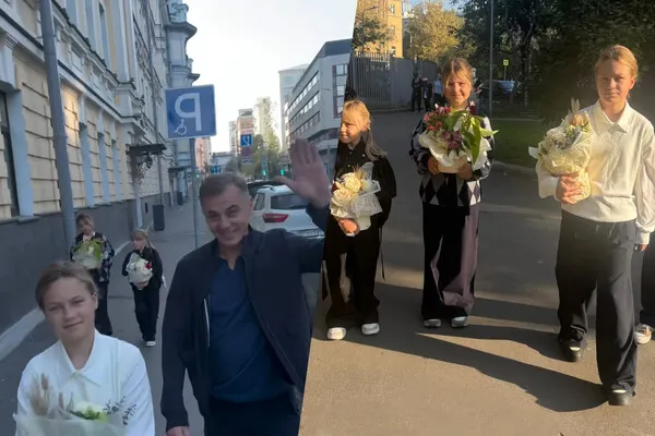 Бывший муж Климовой Петренко привел трех дочерей на школьную линейку