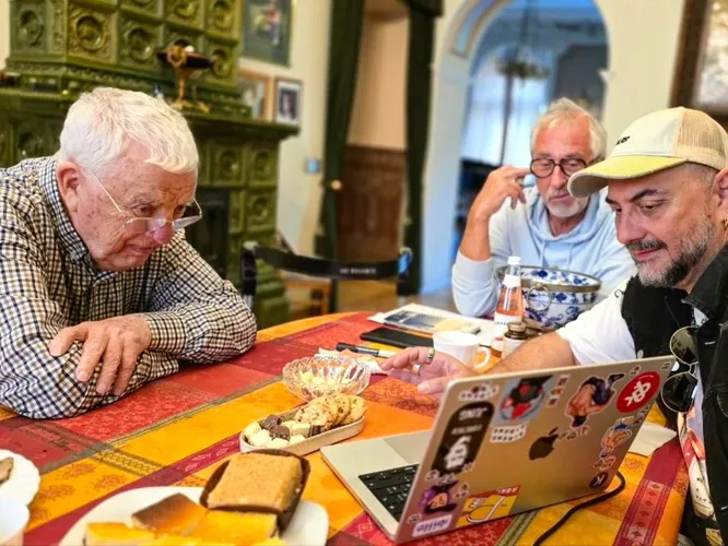 Уехавший из РФ Серебренников показал Аллу Пугачеву без макияжа и Раймонда Паулса в Латвии