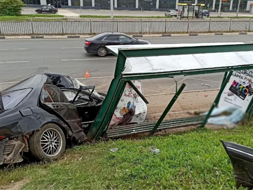 Автомобилист влетел в остановку у торгового центра в Ярославле