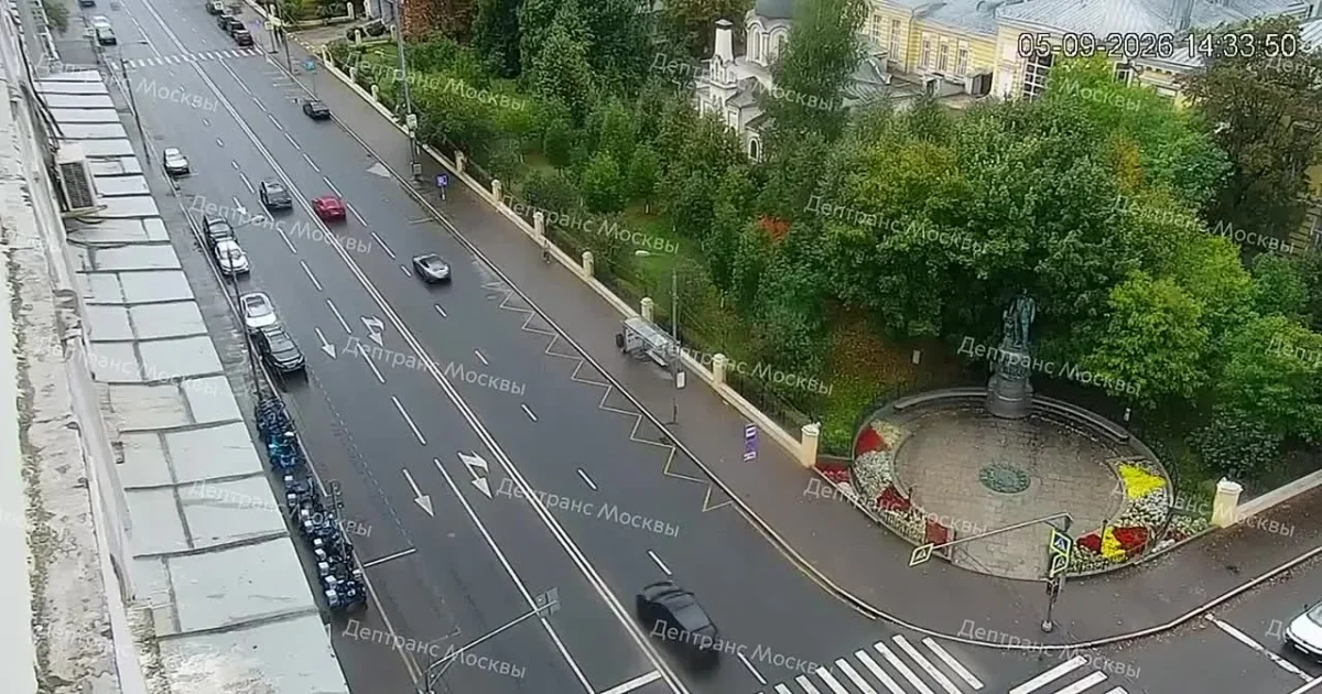 Суперкар Ferrari врезался во внедорожник Volkswagen в центре Москвы