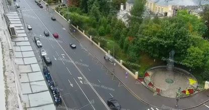 Суперкар Ferrari врезался во внедорожник Volkswagen в центре Москвы