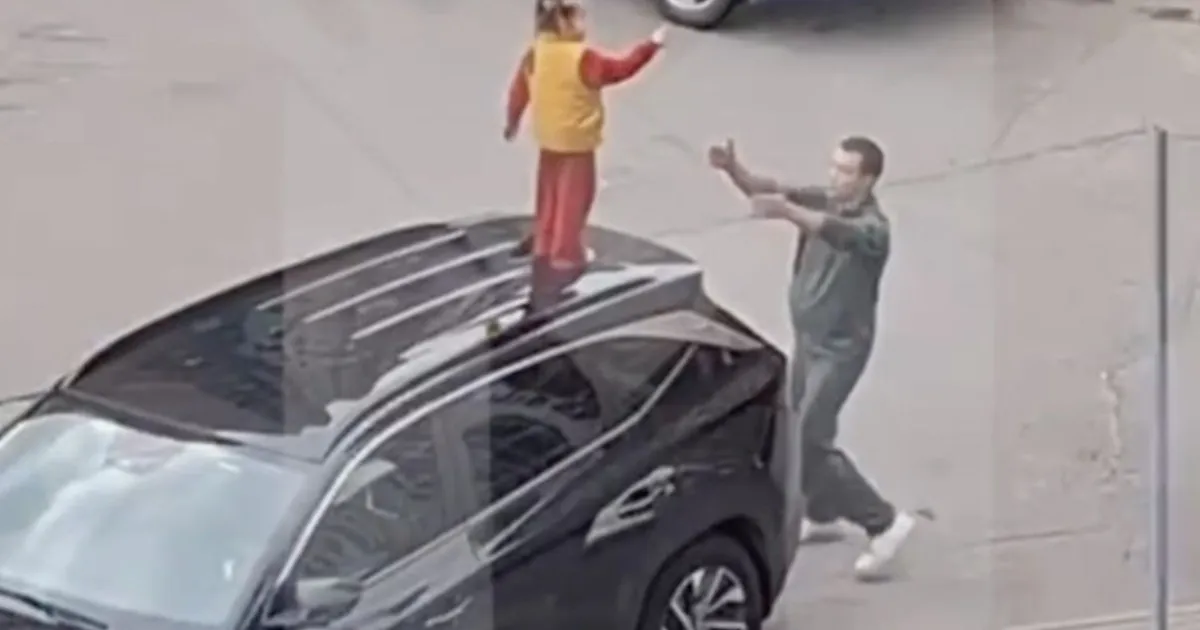 Отец под Видным заставил дочку прыгать по припаркованным автомобилям