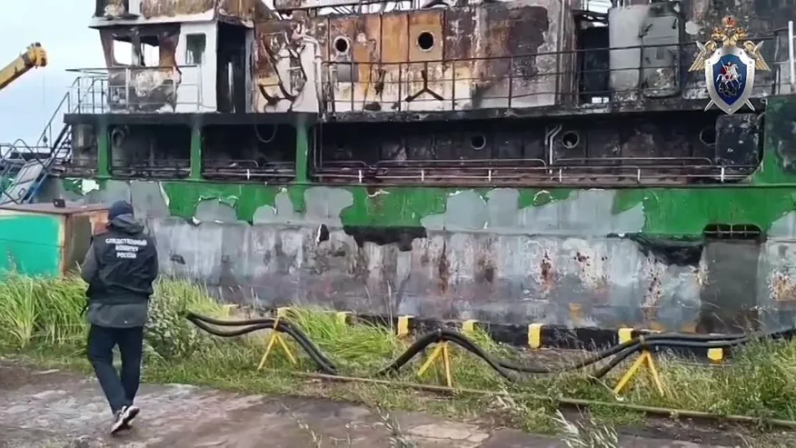На сгоревшем рыболовном судне «Триумф» нашли останки погибших моряков