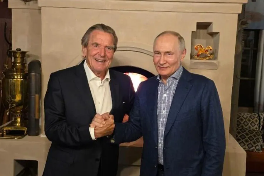 Кремль опубликовал снимок Путина и Шредера с празднования дня рождения президента